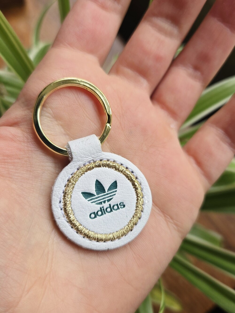 New without tags Adidas Keychain – Retro Vintage Style Trefoil Logo Key Ring